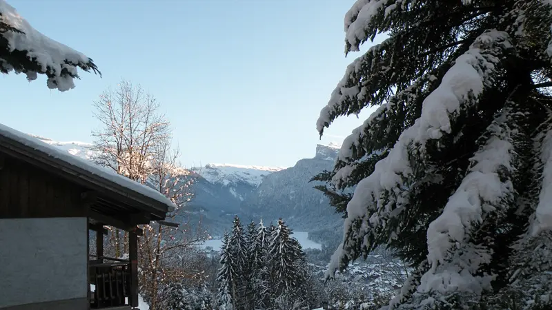 Vue sur le chalet en extérieur en hiver