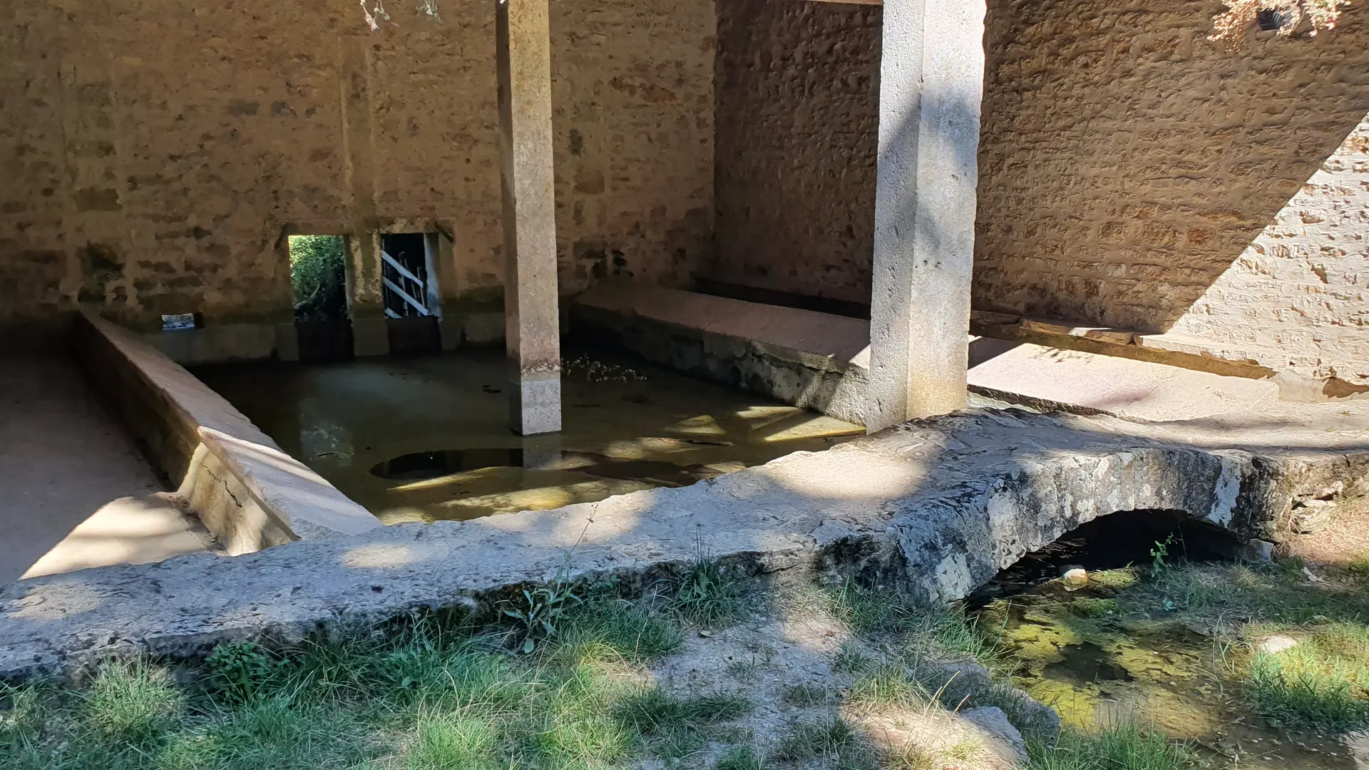 Jasseron, lavoir de la source du Jugnon