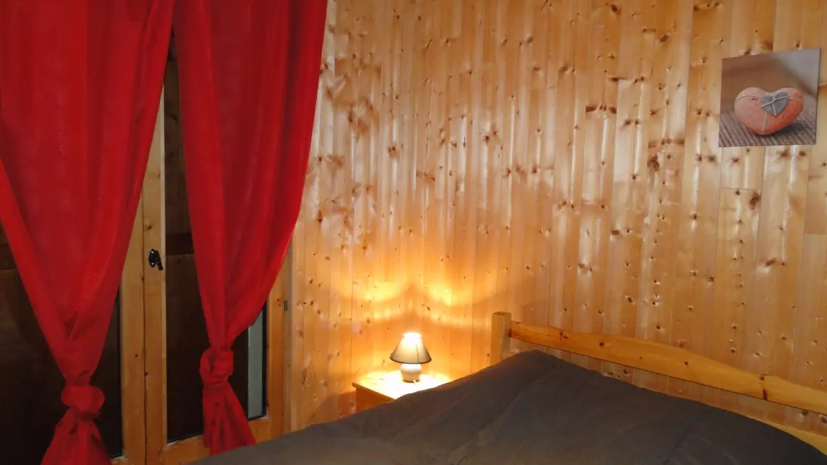 Location d'un chalet entre lac et montagne à Bernex - chambre 2 au RDC
