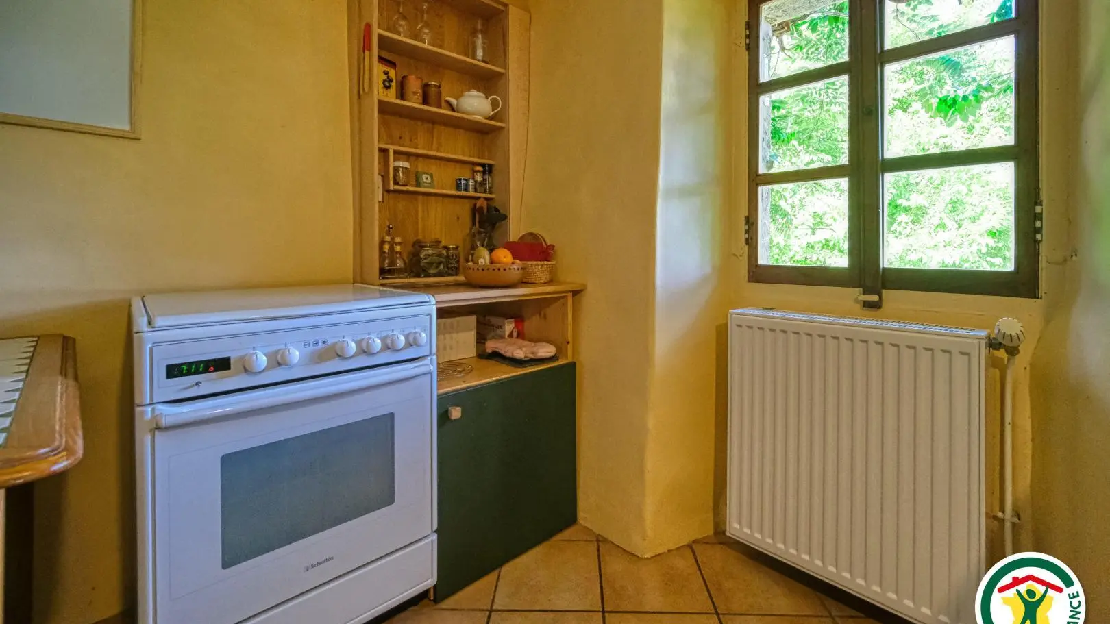 La cuisine équipée. Une base de condiments est fourni (huiles,vinaigre, épices, sucre, herbes aromatiques...)