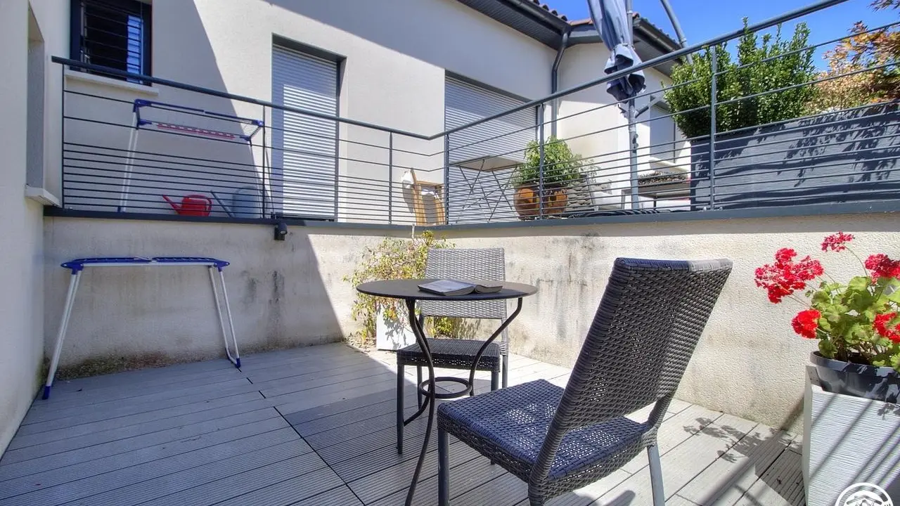 La terrasse située coté chambre.