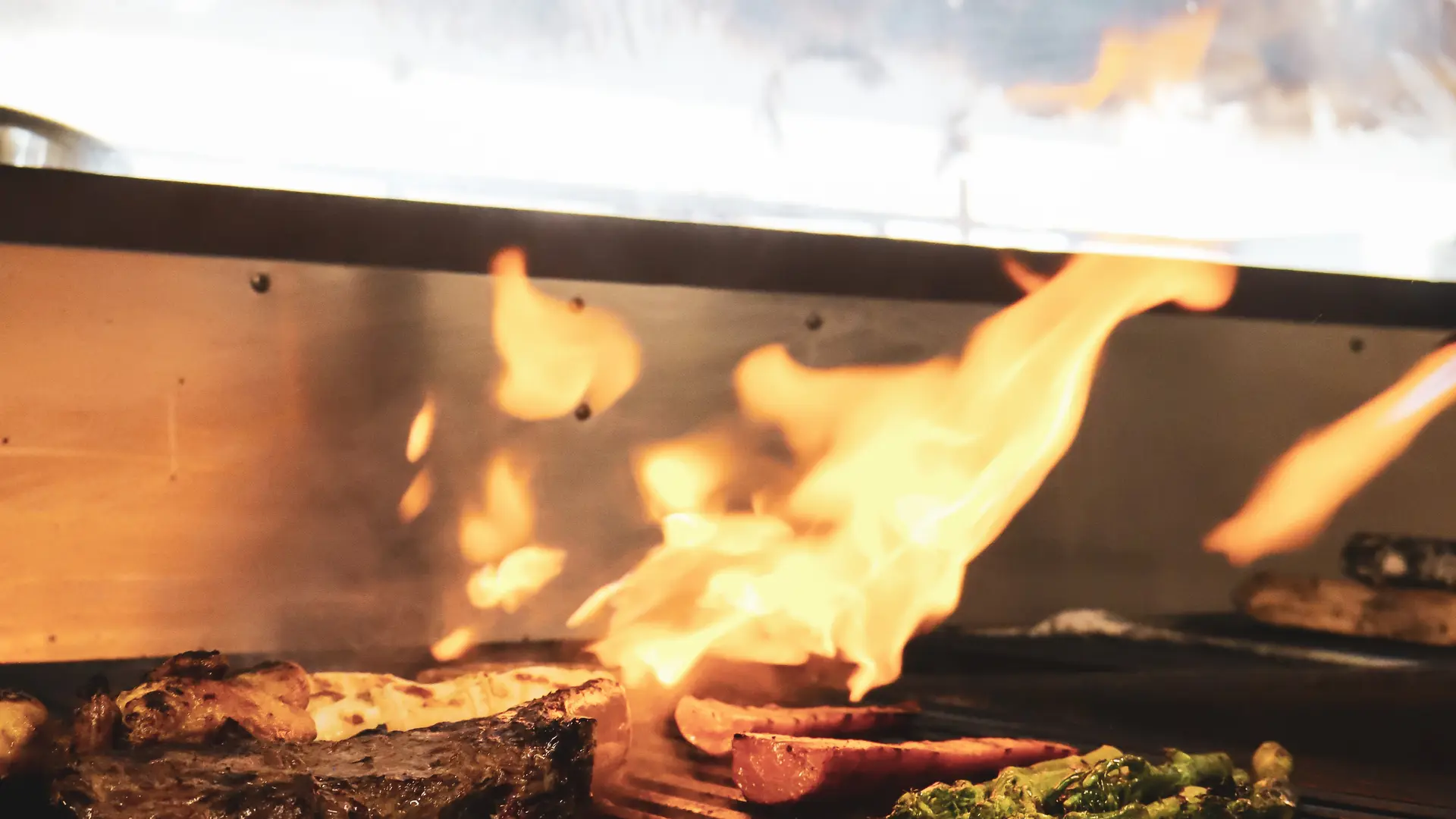 GRILLADE VIANDE, FEU DE BOIS CHARBON, BARBECUE