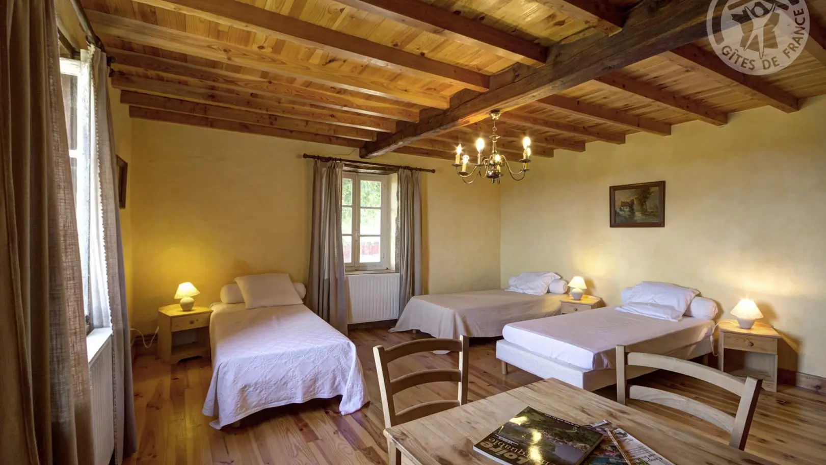 Chambre 5 avec 3 lits 90