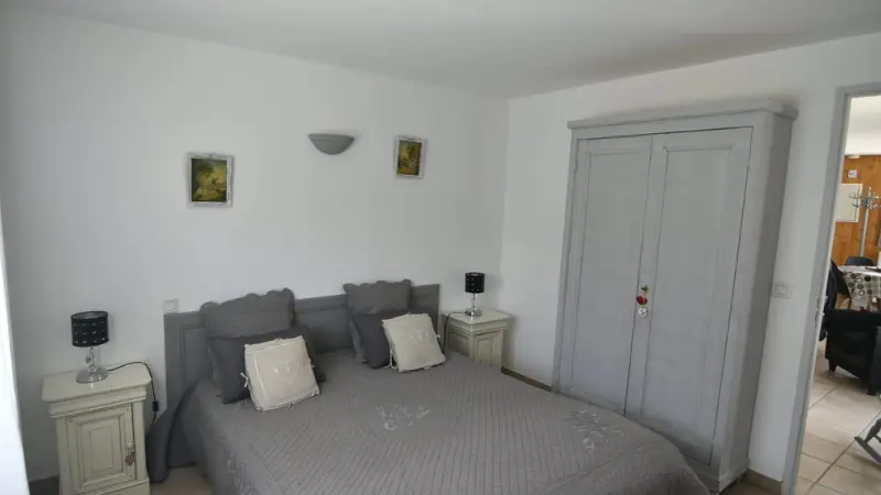 Chambre à coucher lumineuse avec lit double, fenêtre et rideaux
