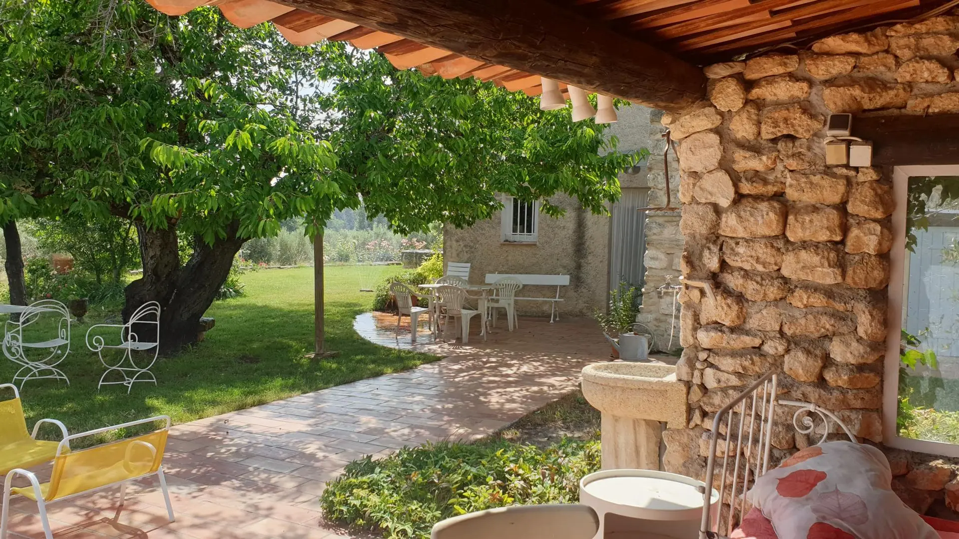 vue de la terrasse depuis l'abri piscine