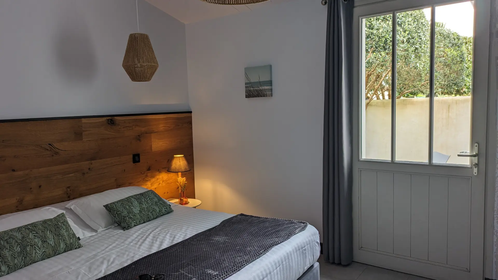 Habitación grande con patio