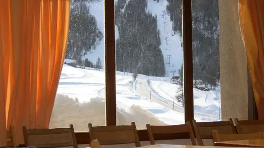 Extérieur été -Salle de restauration de l'Association Educative de Ceillac