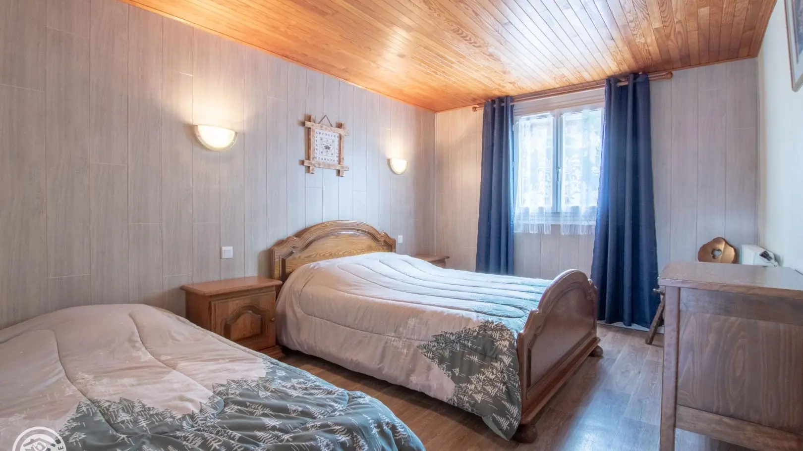 Chambre avec 1 lit 140 et 1 lit 90.