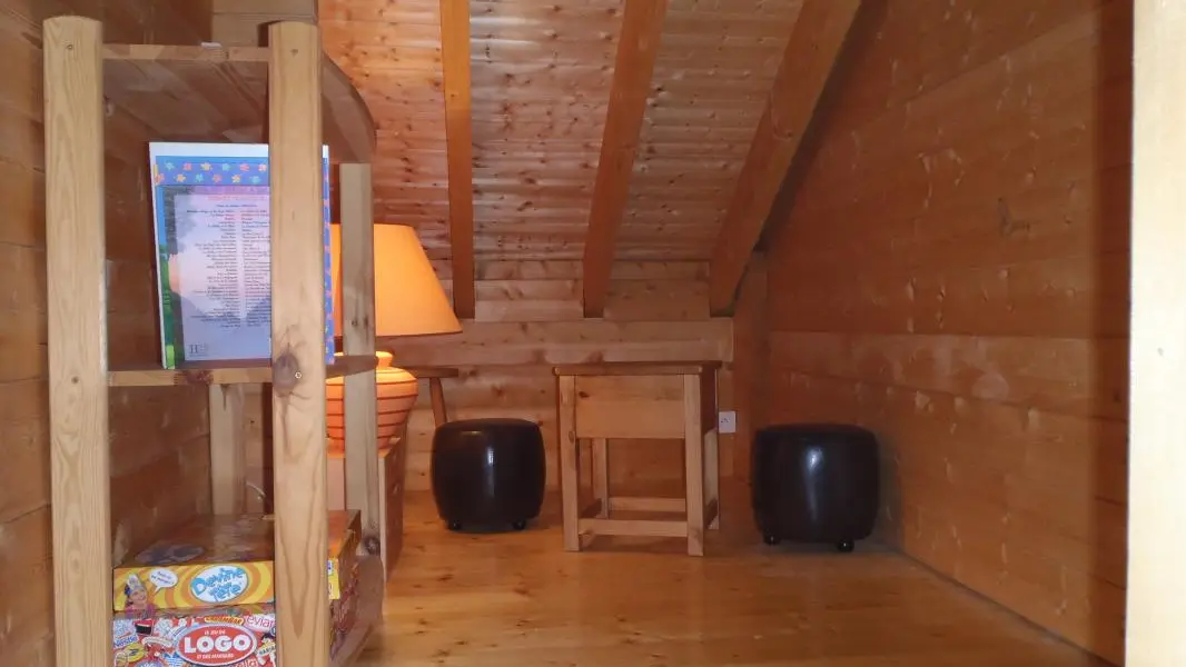 Petit coin pour les enfants , possibilité d'installer un matelas enfants