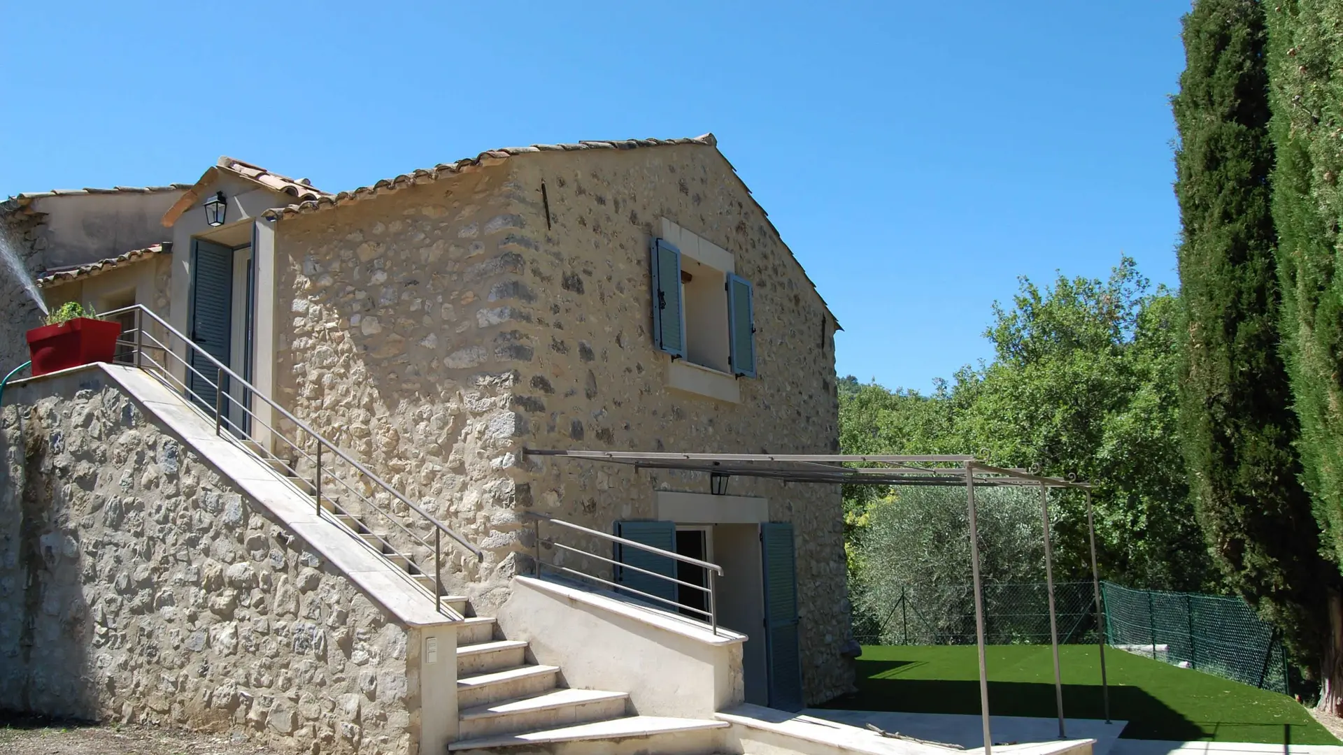 Le Prieuré n°2-Entrée par escaliers-Saint-Blaise-Gîtes de France des Alpes-Maritimes