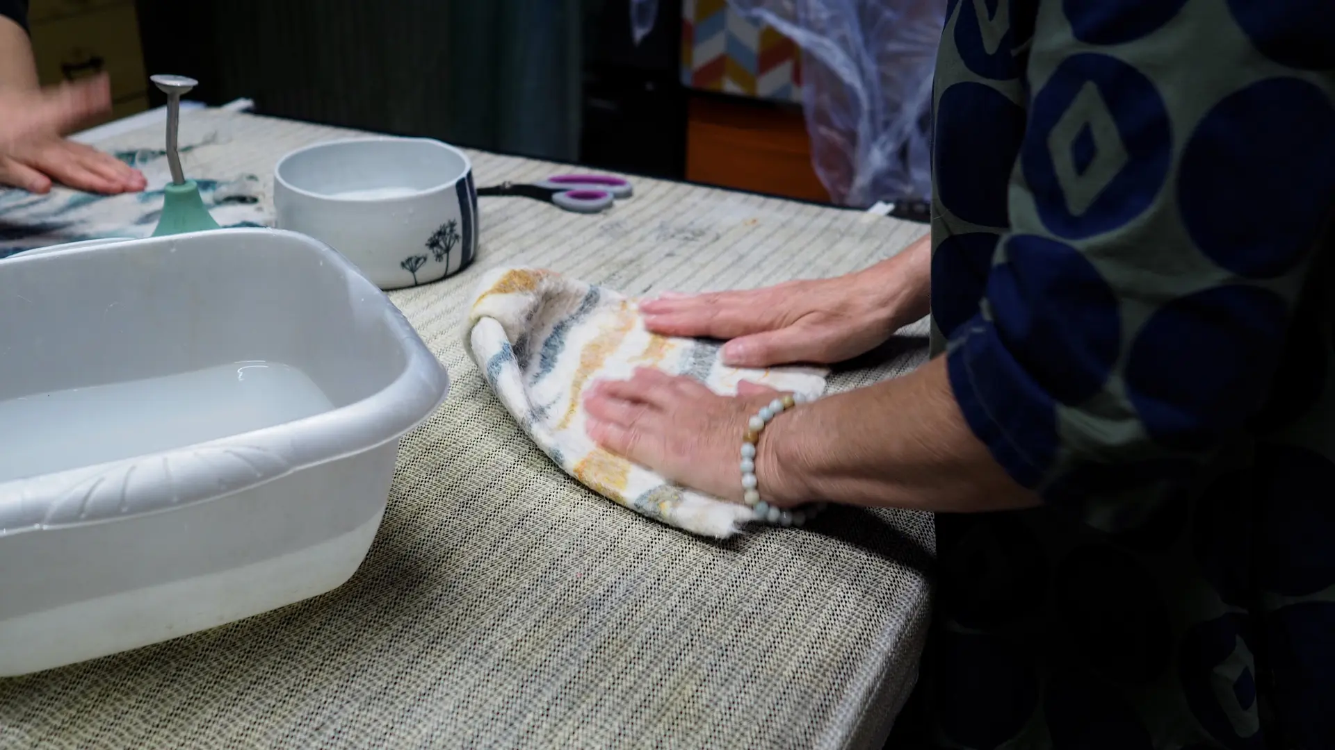 Feutrage manuel de la laine par frottement pour la réalisation d'un abat-jour en atelier