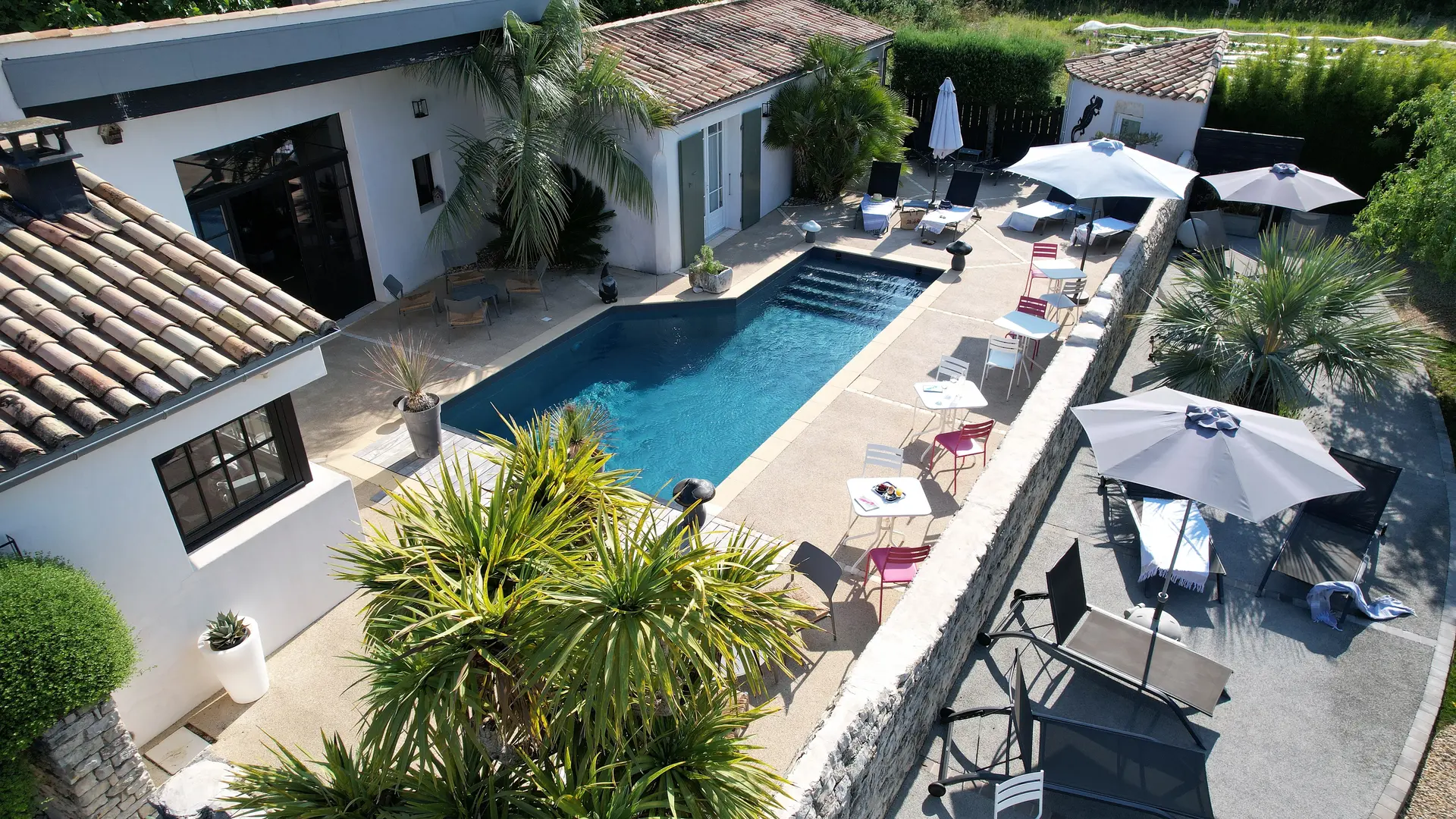 Lado del jardín y lado de la piscina