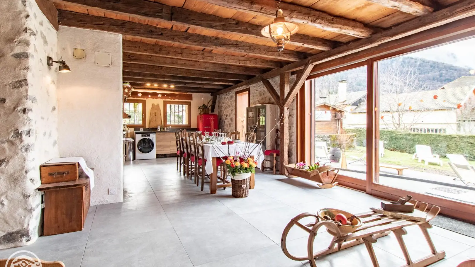 Pièce principale avec cuisine ouverte et accès terrasse