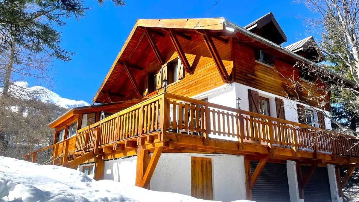 Grand chalet en bois sur 2 étages, garage, terrasses en bois, paysage enneigé