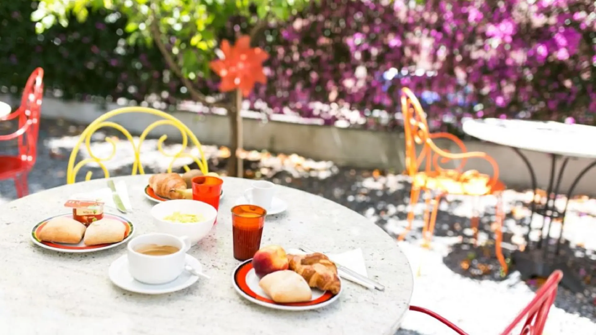 Petit déjeuner dans le jardin de l'hôtel Lemon