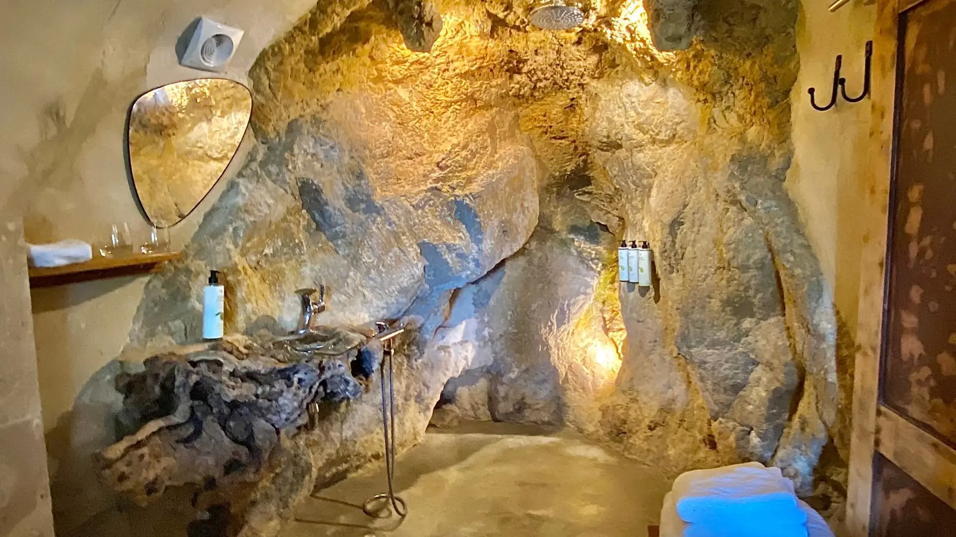 Amour troglodyte en Provence_Cotignac