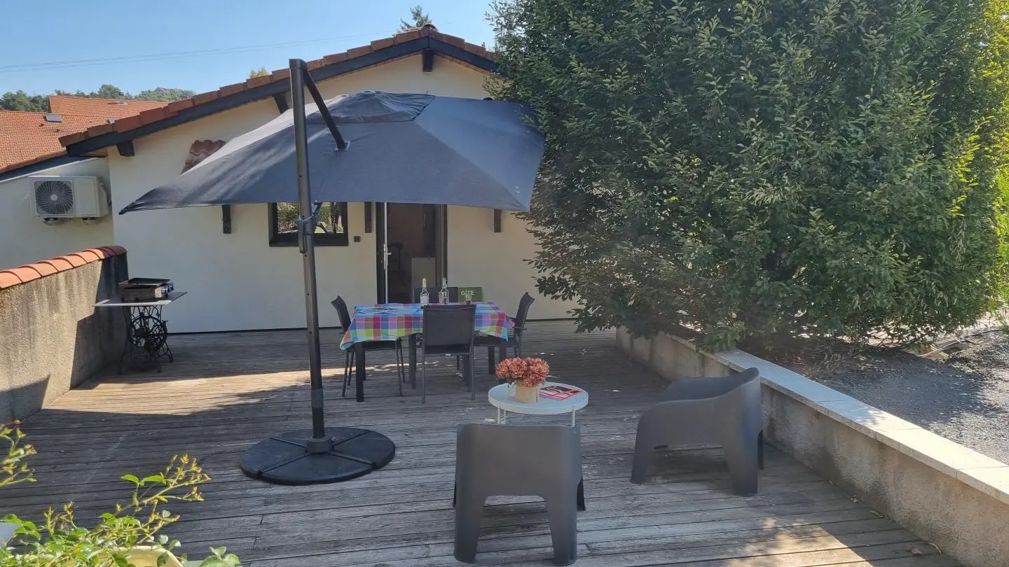 Terrasse privative du gîte.