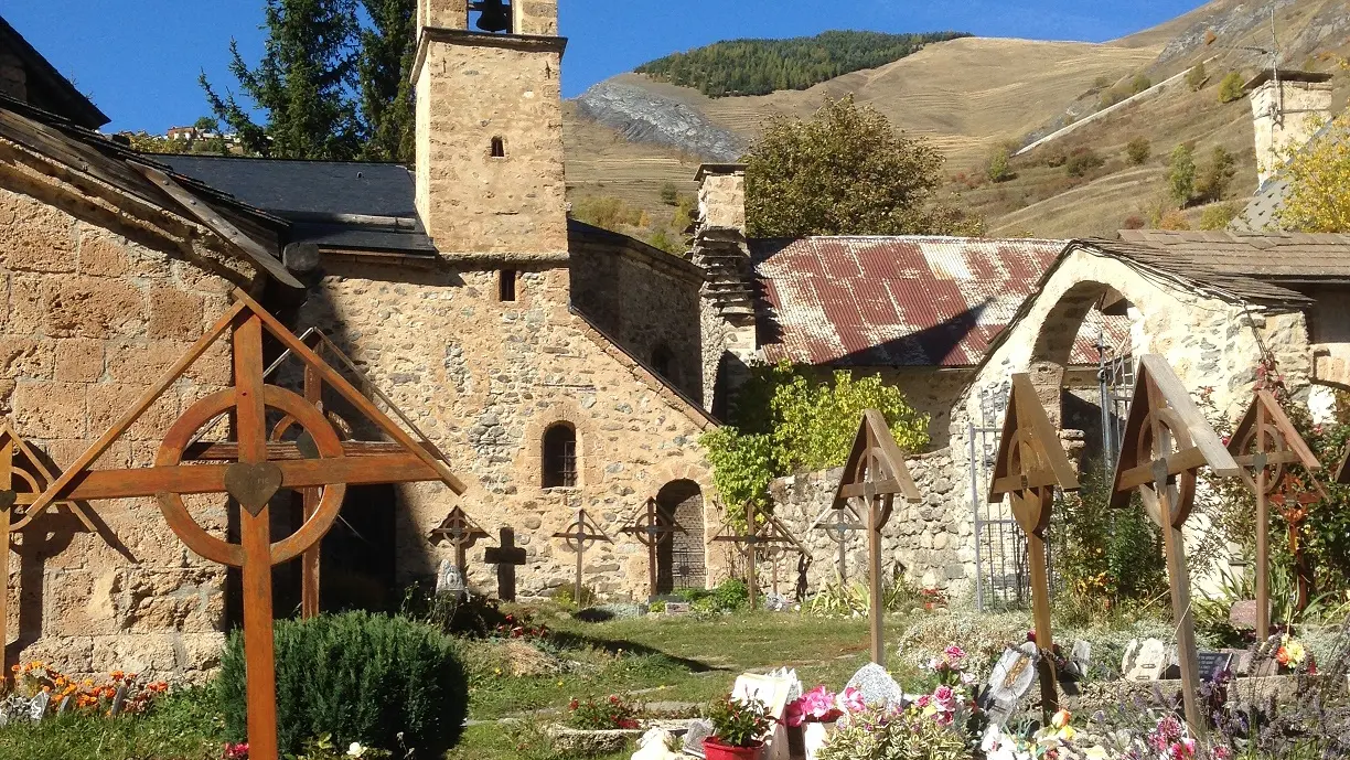 Vue depuis le cimetière sur la Chapelle des Pénitents