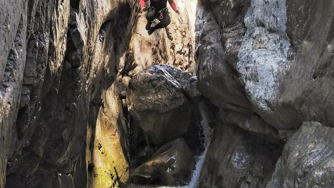 Canyon de la Rouanette avec Ecrins Spéléo Canyon - Adrénaline et éclaboussures garanties !