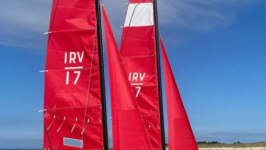 Catamaran d'apprentissage, sur la plage