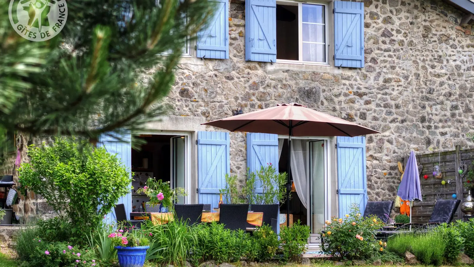 la terrasse avec salon de jardin