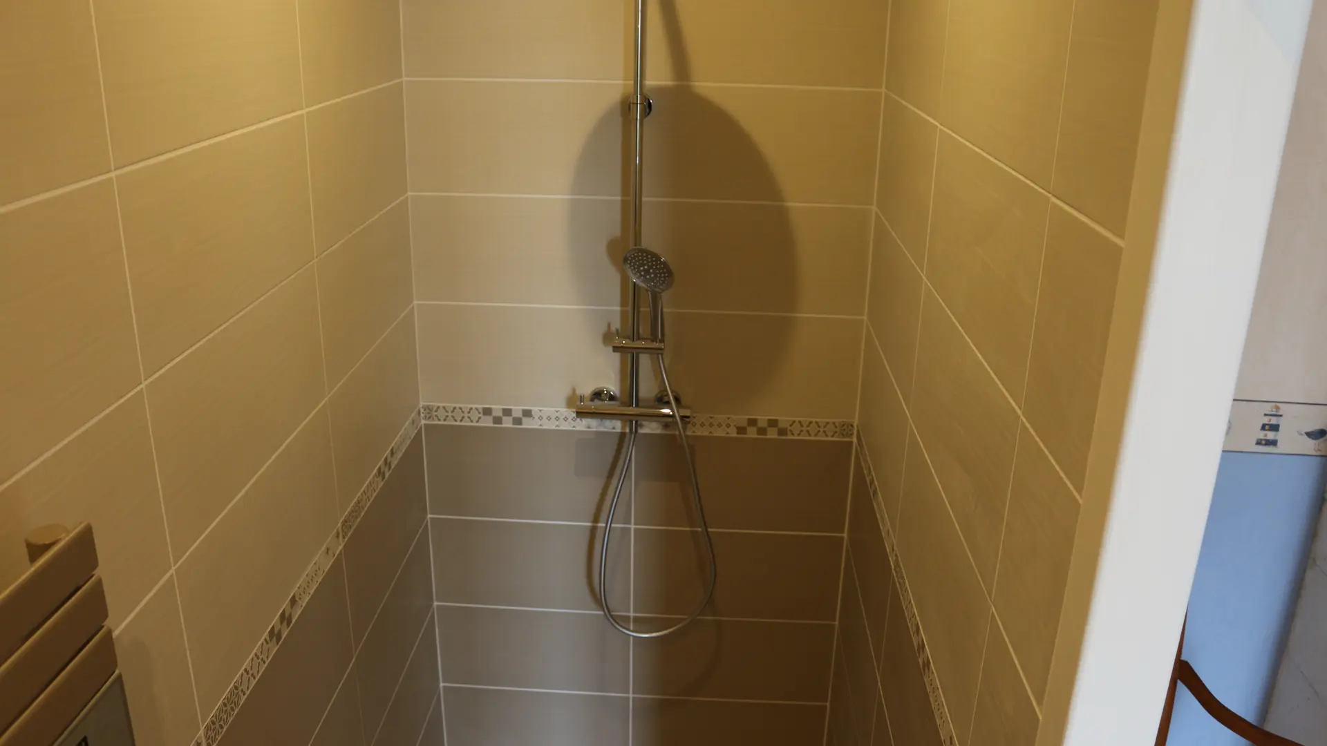 Erster Waschraum - Dusche