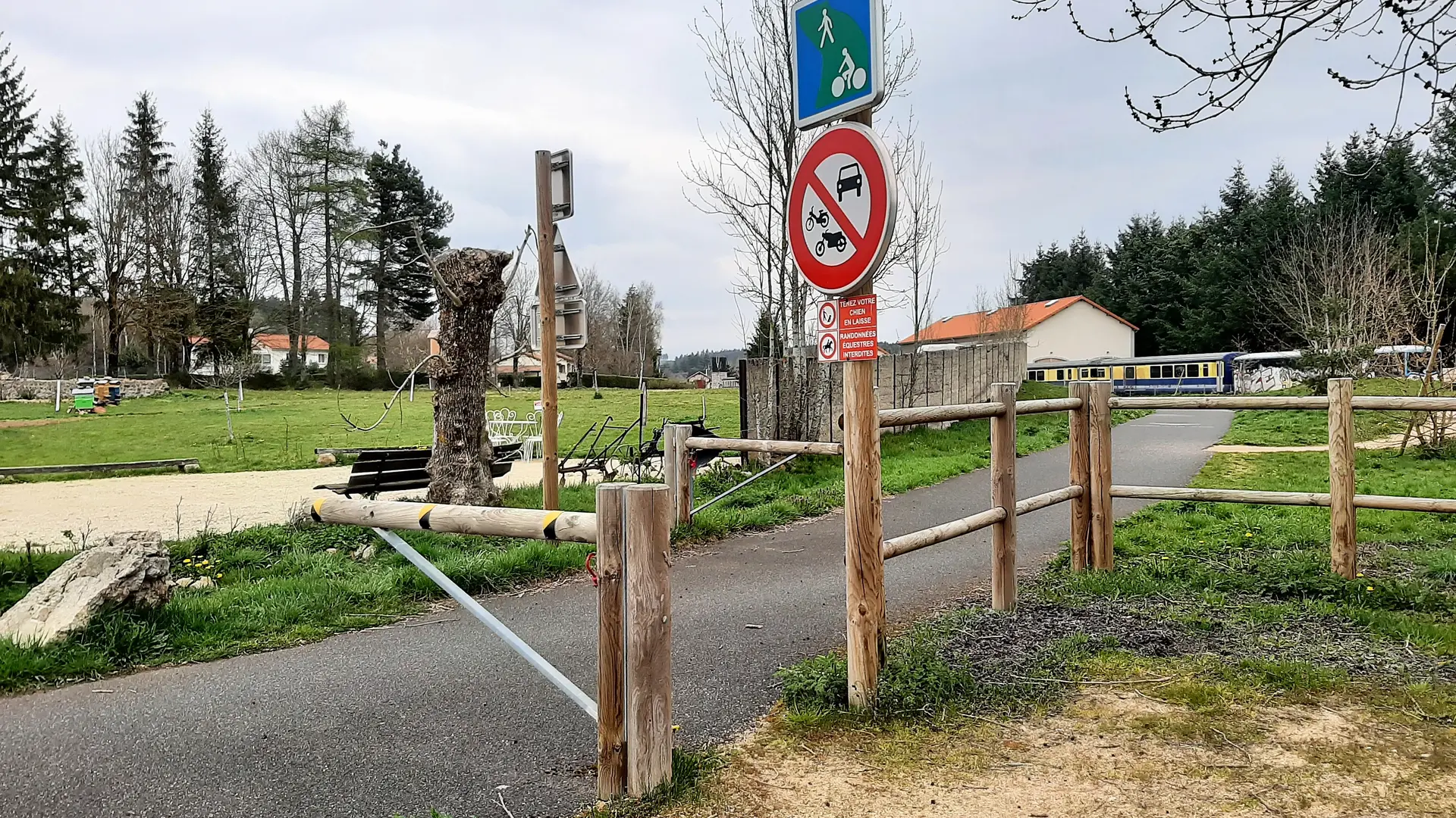 en bordure de propriété 20m de la maison longue au niveau de la gare à 200m de la maison Longue
