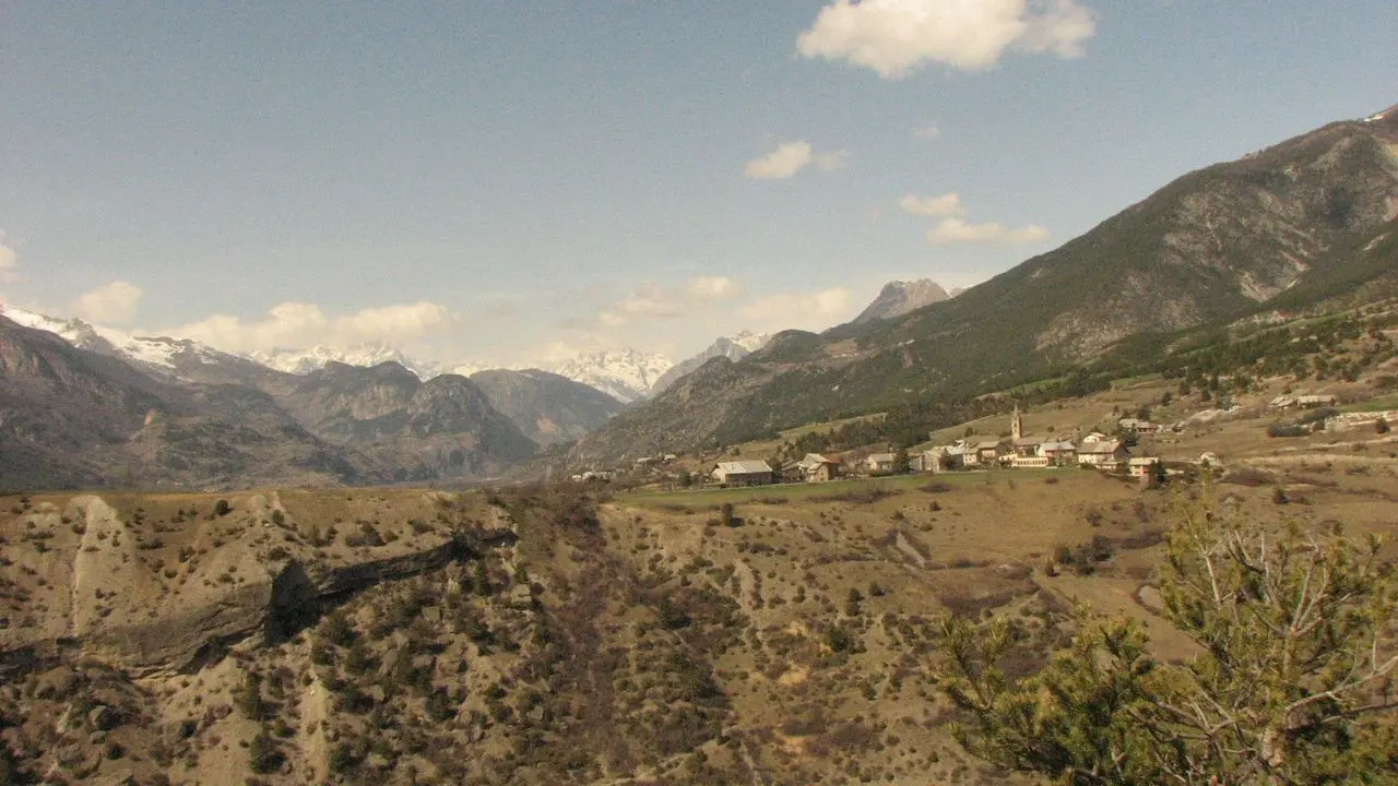 Eygliers, chef lieu depuis le plateau de Simoust