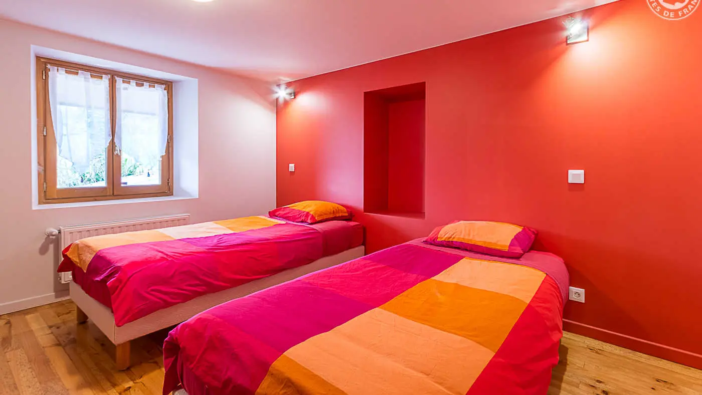 Chambre à lits jumeaux à l'étage.