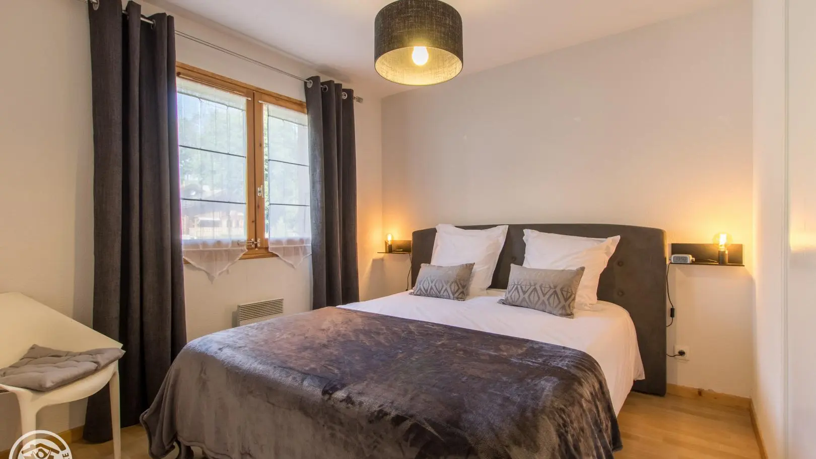 Chambre 1 avec un lit de 160/200, linge de lit fourni