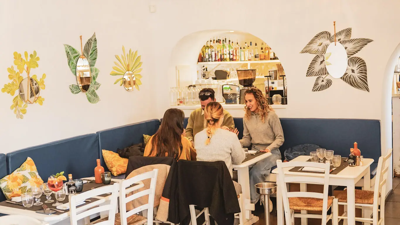 SALLE INTERIEUR, RESTAURANT SUR LE PORT, ConvivialeCORDERIE, RESTAURANT VILLEFRANCHE-SUR-MER, PIZZAS, POISSONS GRILLES, CUISINE méditerranéen NICE COTE D'AZUR.jpg