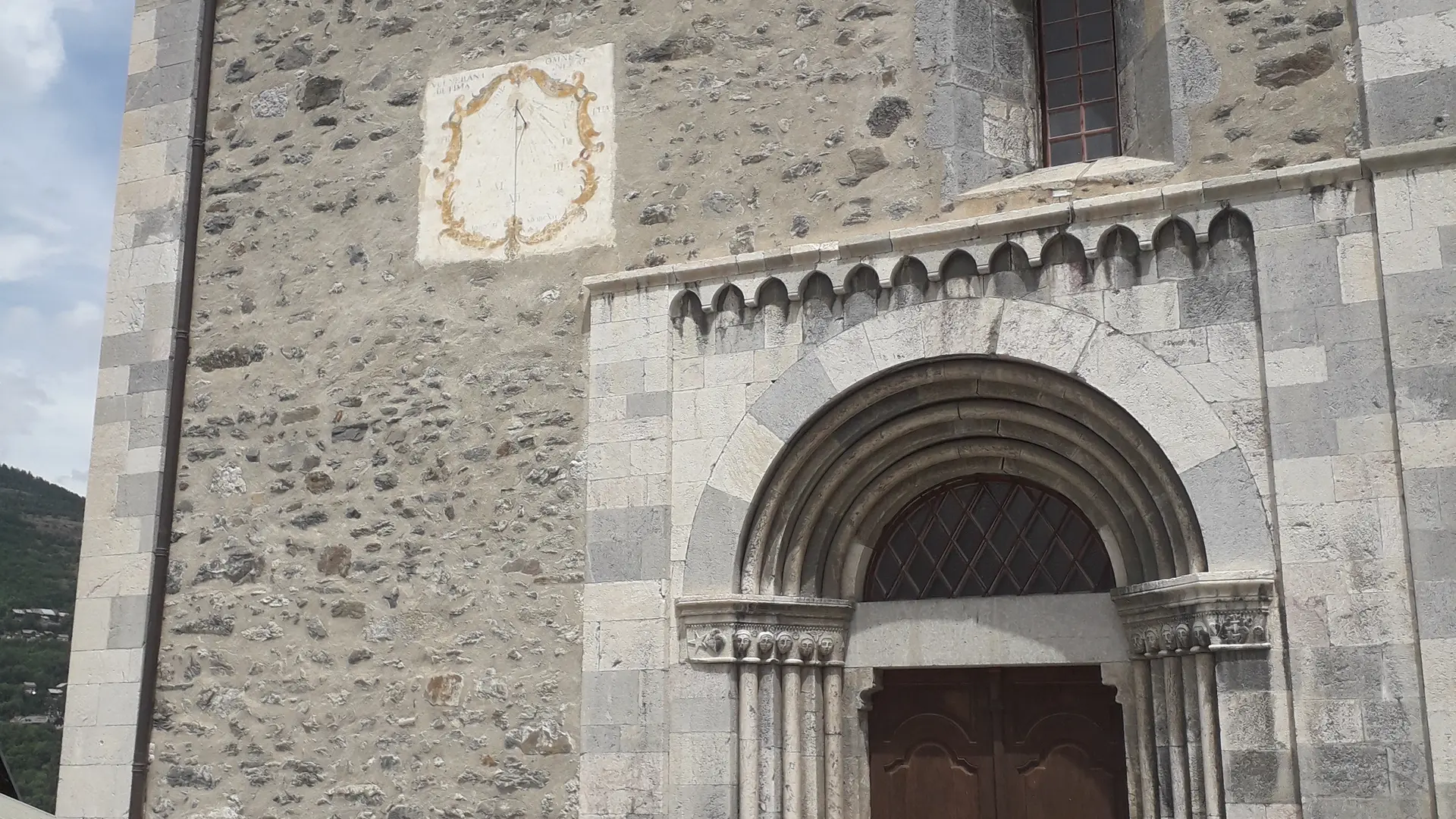 Cadran solaire situé sur la façade sud de l'église de Villard-Saint-Pancrace - Izoard