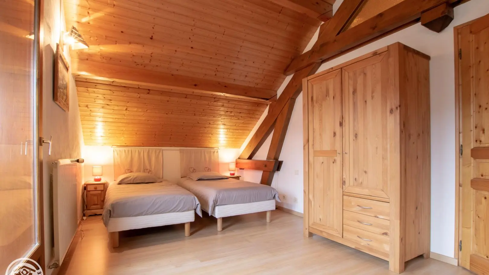 Chambre avec 2 lits de 90x190cm (jumelés 180x190cm) et 1 lit de 90x190cm