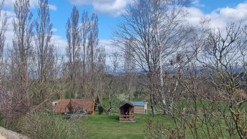 Terrain de pétanque avec vue sur la campagne