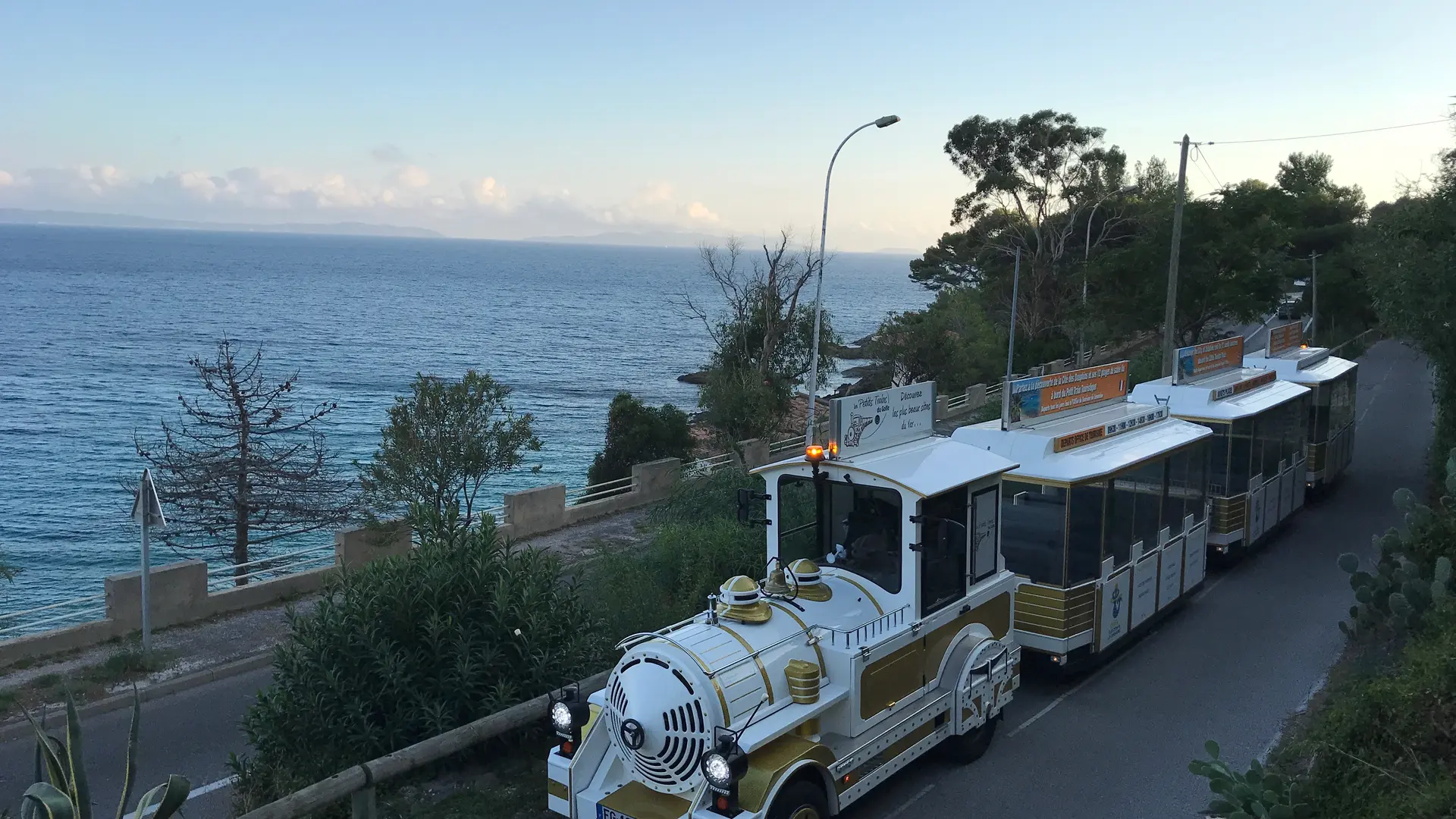 Petit Train du Lavandou face à la mer