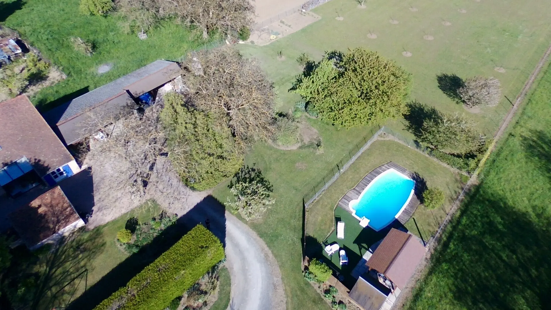vue aérienne jardin et piscine