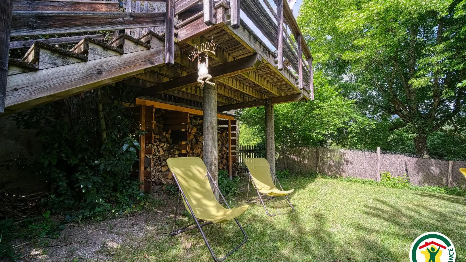 Accès au gîte par un escalier et une terrasse fermée. Des transats pour se relaxer...