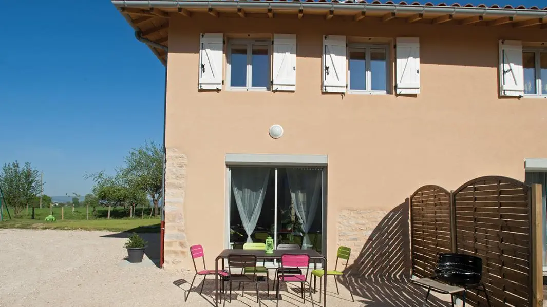 Gîte 6 personnes situé sur la gauche du bâtit.