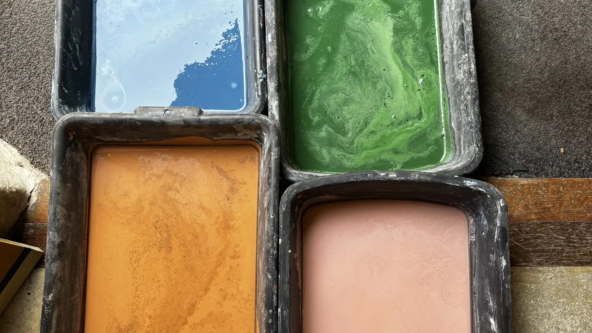 Pigments liquides de différentes couleurs utilisés à l’Atelier MIP pour la fabrication artisanale des carreaux de ciment.