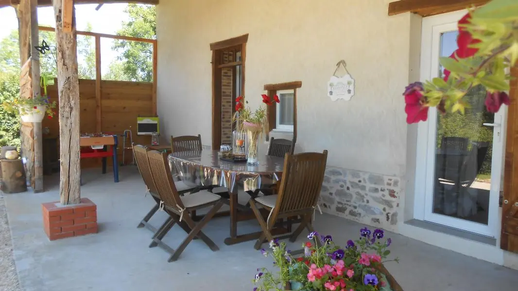 Terrasse extérieure coté jardin, vue sur espace vert, jeux
