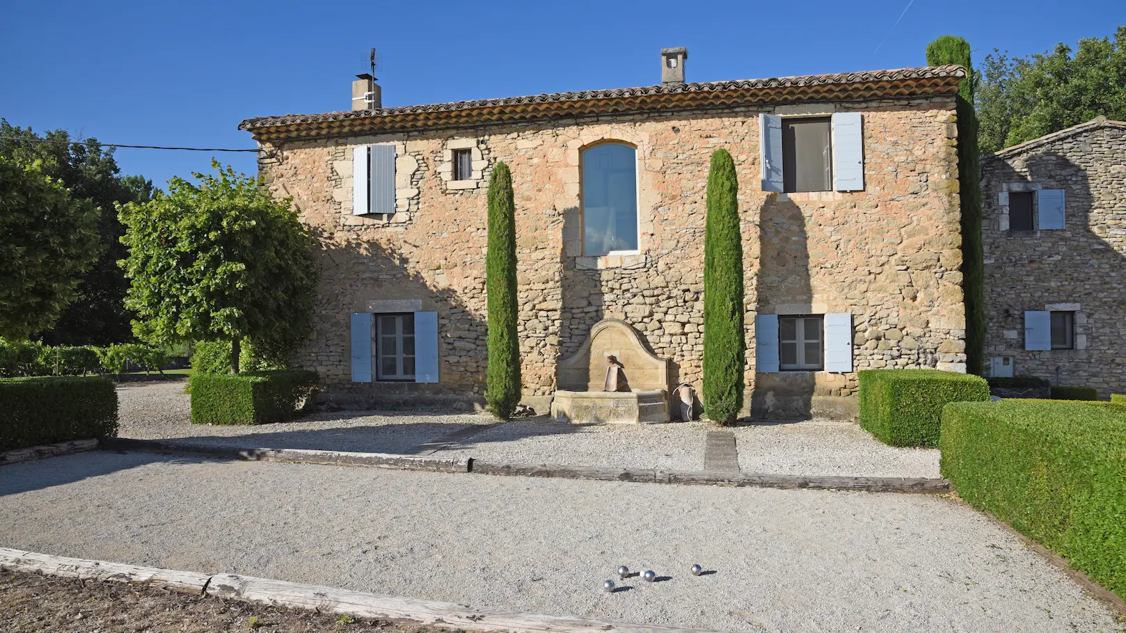 Exterior of front of Mas des Vignes Folles with boule pitch