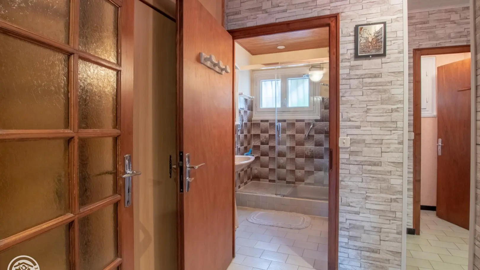 Dégagement avec grand placard penderie. Ancienne salle d'eau.