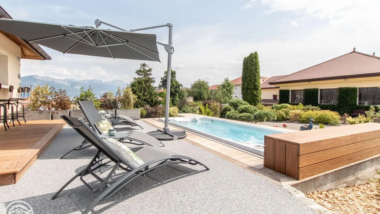 Espace détente extérieur avec espace bar, SPA de nage, solarium...