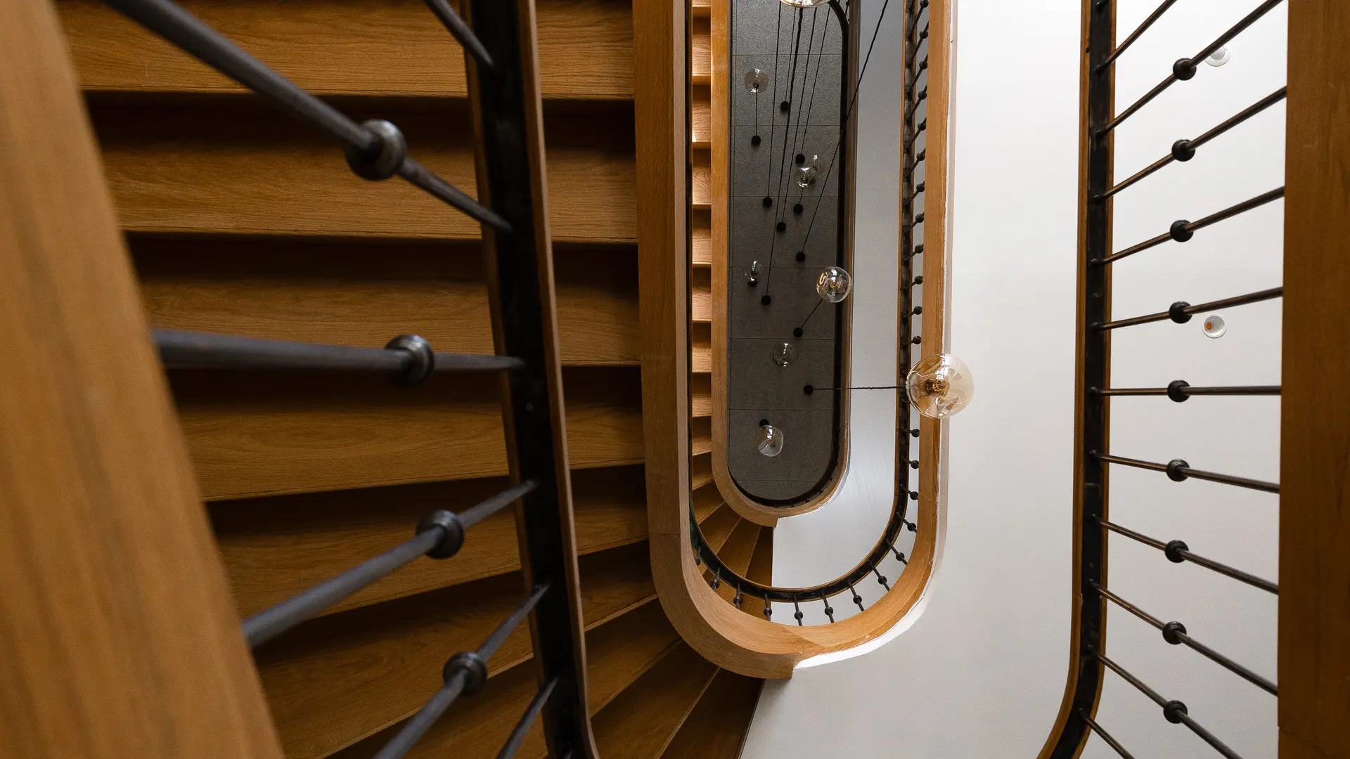 Cage d'escalier dans la maison principale