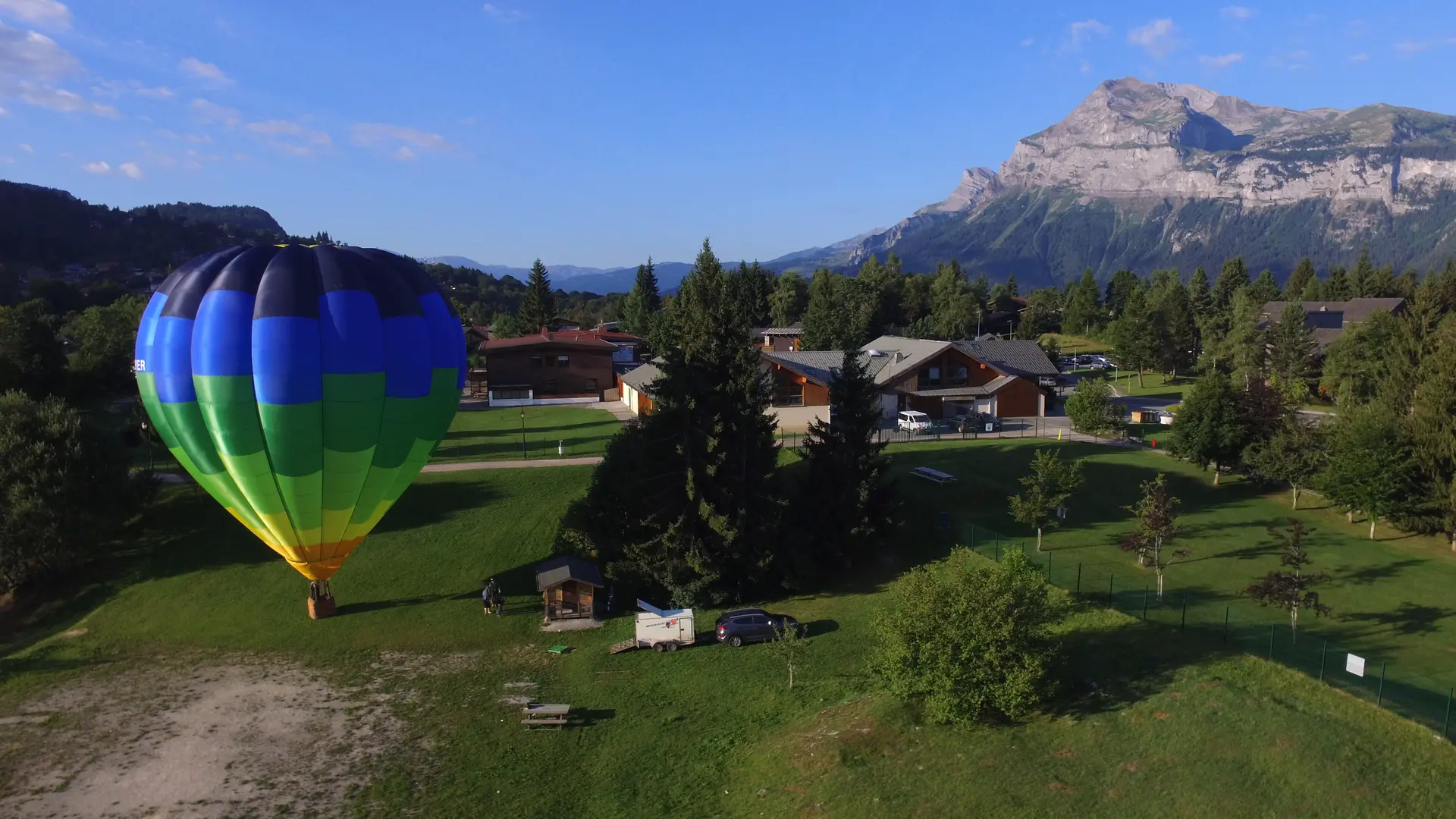 Décollage de la montgolfière depuis l'espace du Mont Favy