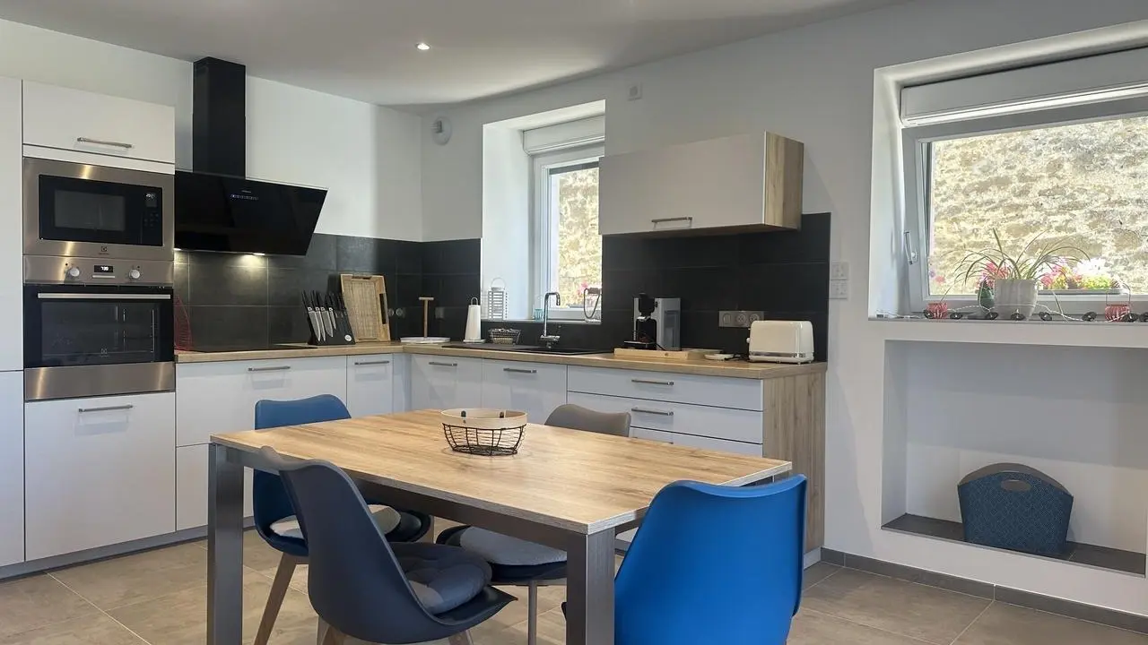 Cuisine très bien équipée (cafetière dosette Senséo) ouverte sur le séjour et son salon.