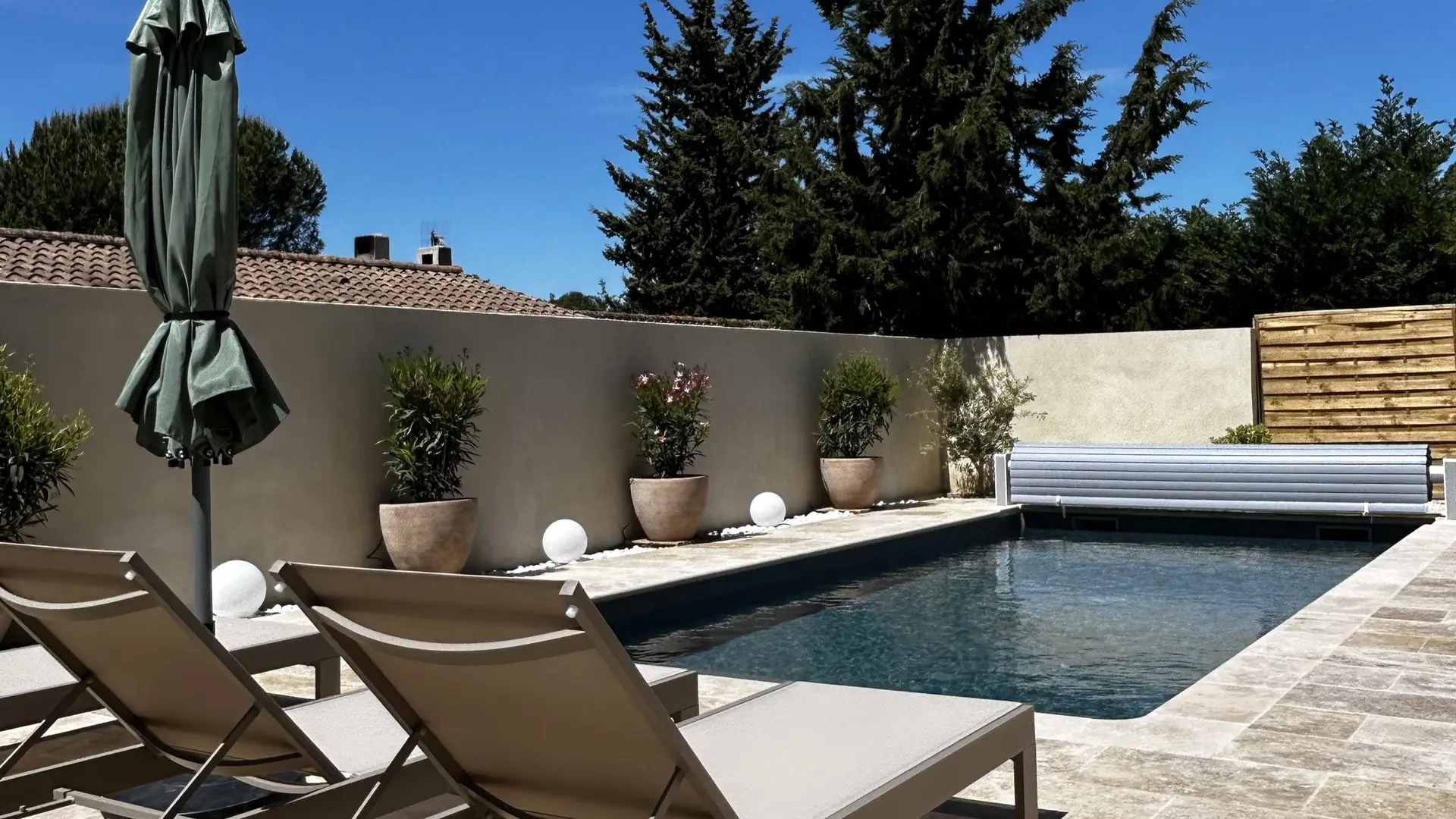 Mas Saint Antoine_L'Isle-sur-la-Sorgue transats et piscine dans enceinte murée