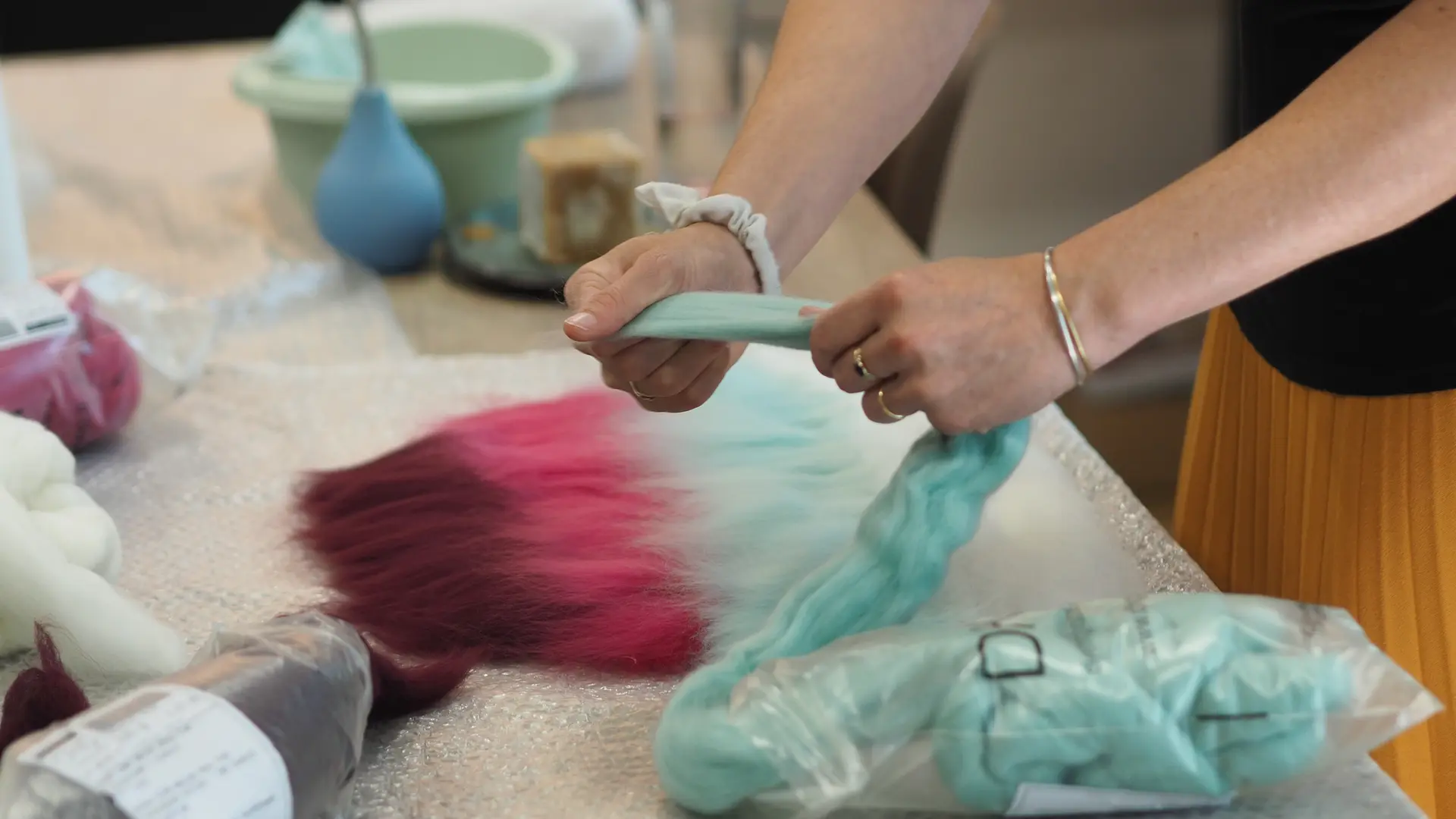 Geste de manipulation des mèches de laine pour la réalisation d'un abat-jour en atelier