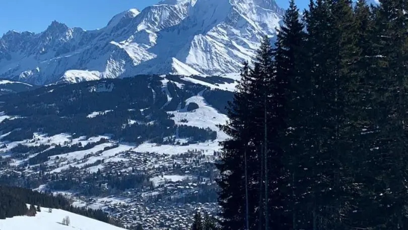 Skier avec la vue sur Le Mont-Blanc !