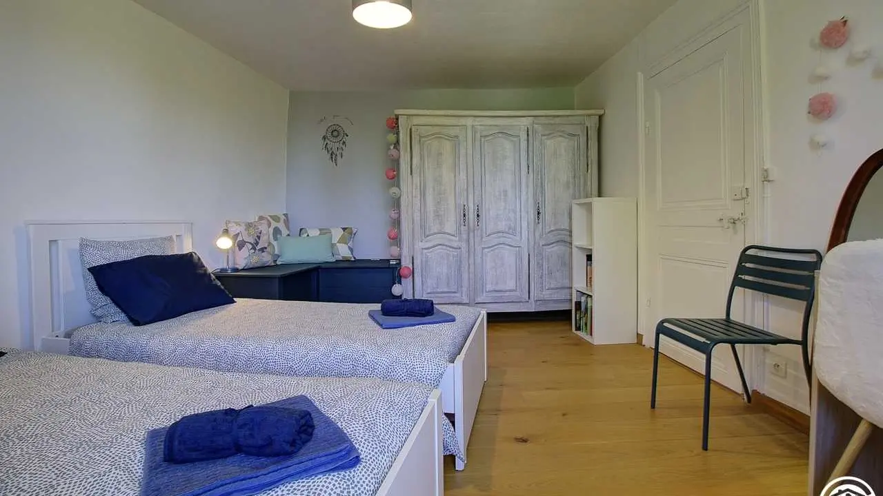 en enfilade, cette chambre aux tons bleus avec 2 lits simples